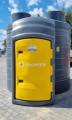 zbiornik-na-olej-napedowy-5000l-10000l-swimer-tank-fudps-m2-classic-widok-przodu-z-zamknieta-szafa-na-placu