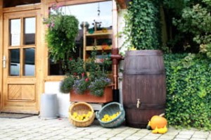 Zbiornik dekoracyjny na deszczówkę 250 L Barrique ciemny brąz MPI zbiornik na wodę deszczową 250 l