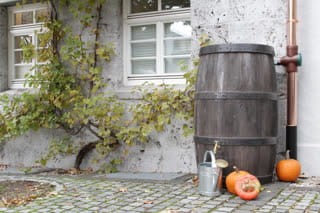 Zbiornik dekoracyjny na deszczówkę 500 L Burgund ciemny brąz MPI zbiornik na wodę deszczową 500 l