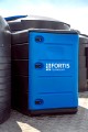 dwuplaszczowy-zbiornik-na-adblue-2500l-fortis-tank-cbl-02500-a01-widok-przodu-zamknieta-szafa-na-placu