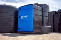 dwuplaszczowy-zbiornik-na-adblue-2500l-fortis-tank-cbl-02500-a01-widok-przodu-zamknieta-szafa-na-placu-z-prawej-strony