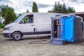 dwuplaszczowy-zbiornik-na-adblue-5000l-fortis-tank-fbl-05000-a01-widok-na-placu-z-otwarta-szafa-przy-busie-1