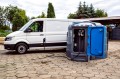 dwuplaszczowy-zbiornik-na-adblue-5000l-fortis-tank-fbl-05000-a01-widok-na-placu-z-otwarta-szafa-przy-busie-2