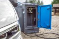 dwuplaszczowy-zbiornik-na-adblue-5000l-fortis-x-tank-widok-na-placu-z-otwarta-szafa-przy-busie-3