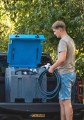 mobilny-zbiornik-na-adblue-400l-fortis-box-400-a02-widok-przodu-otwarta-pokrywa-na-samochodzie