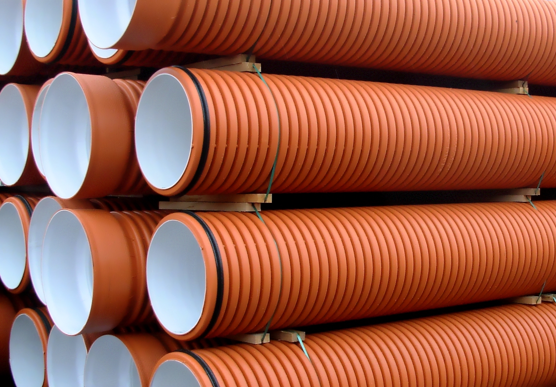 InstalPlast, Wavin, Plastimex, DYKA, PROFIL Piła, Kaczmarek, Drew Plast, PipeLife, Aquer, Gamrat, rury kanalizacyjne, infrastruktura kanalizacyjna, budownictwo, kanalizacja zewnętrzna, rury pvc, rury pp, systemy kanalizacyjne, budowlanka, odprowadzanie wody, sn8, sn12, elementy kanalizacji, rury do odprowadzania ścieków, rury kanalizacyjne na zewnątrz, rury w kanalizacji zewnętrznej, instalacje kanalizacyjne, kanalizacyjne systemy, odprowadzania wody, montaż rur kanalizacyjnych, wybór rur do kanalizacji