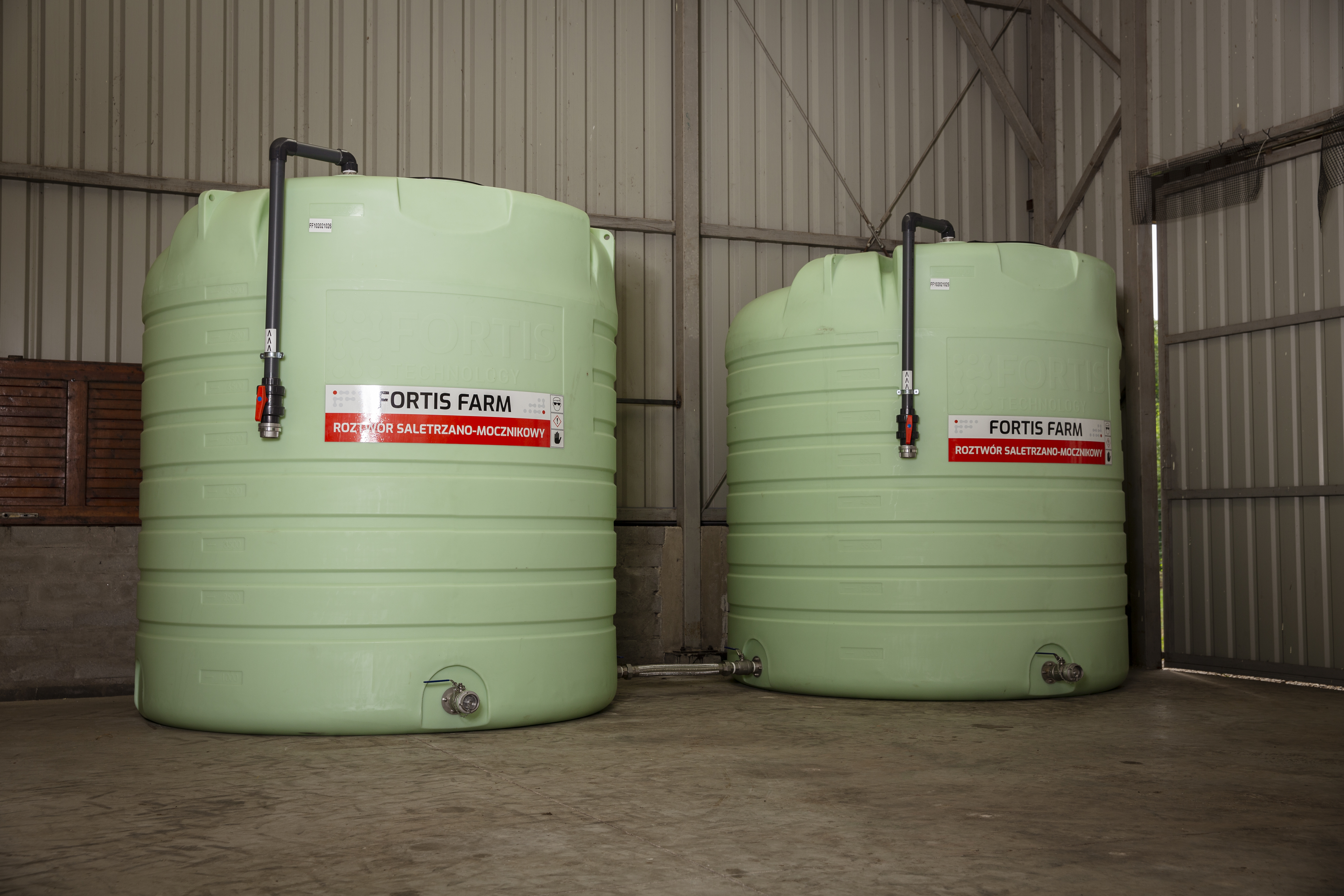 Zbiorniki na RSM 10000 l Fortis Farm połączone ze sobą z linią napełniającą.