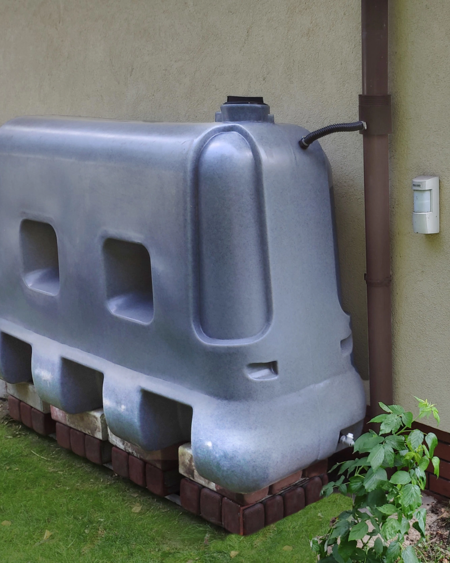 Naziemny zbiornik na deszczówkę JFC WR-1100 – komplet z łapaczem i przyłączem.