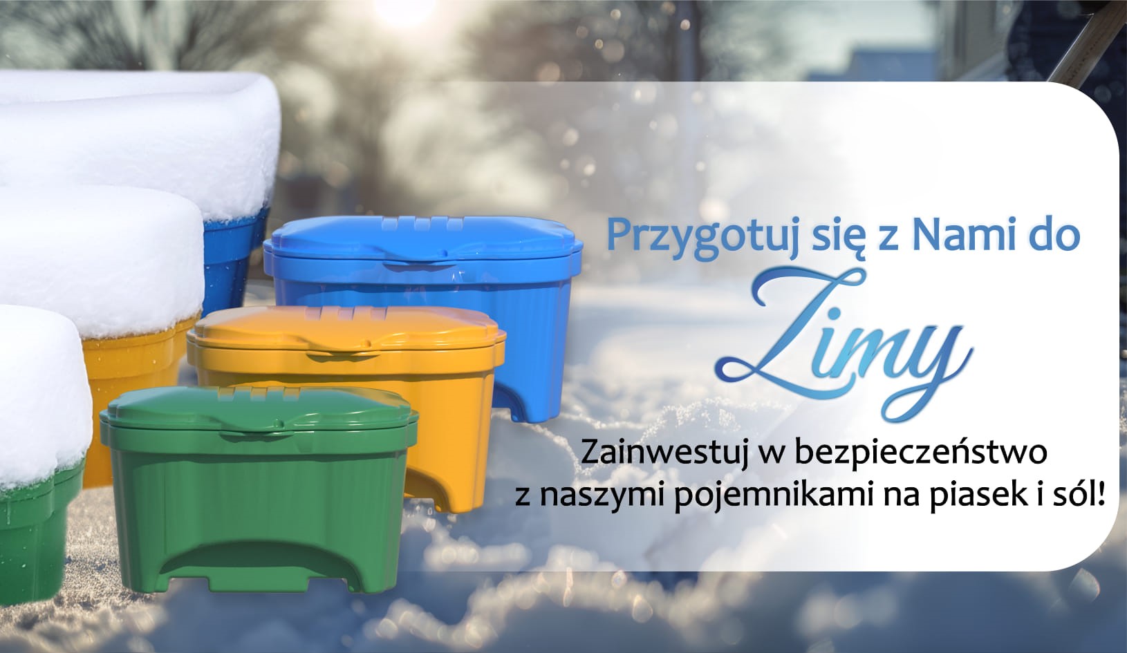 Pojemniki na piasek i sól Marseplast zimą – żółty, zielony i niebieski pojemnik na śniegu, oferta Omega-Plast.