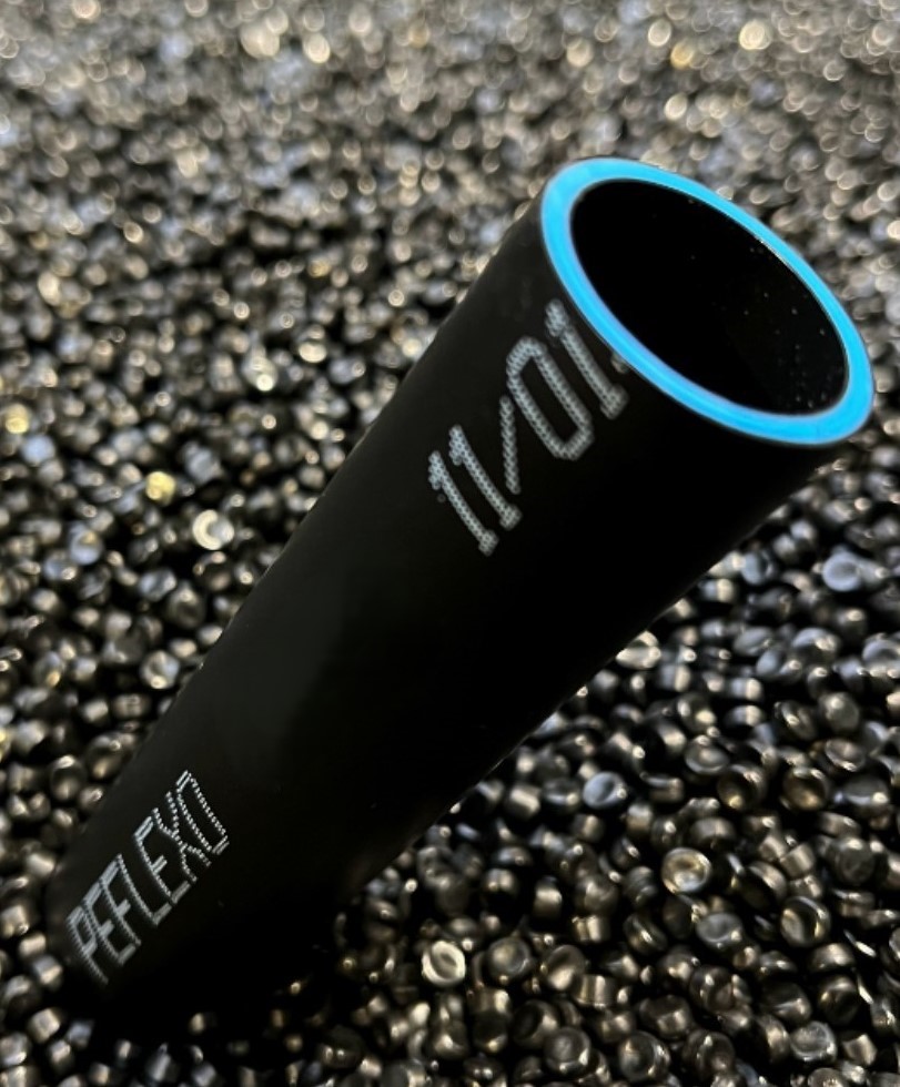 Przekrój rury PeFlexo 20x2,0 PN4 HDPE – trójwarstwowa budowa zwiększa elastyczność i odporność na warunki atmosferyczne. Biodegradowalne składniki HDPE sprawiają, że rura jest przyjazna dla środowiska i spełnia normy PN-EN 12201.