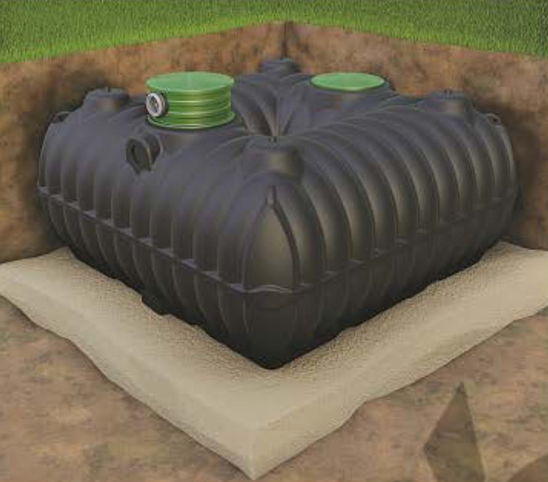 Montaż płaskich zbiorników bezodpływowych BOLT Marseplast – instalacja szczelnych zbiorników na ścieki bytowe z PEHD.